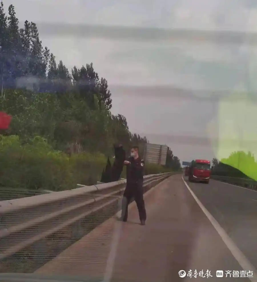 高速公路抛洒物清理_高速交警_高速交警路面巡逻