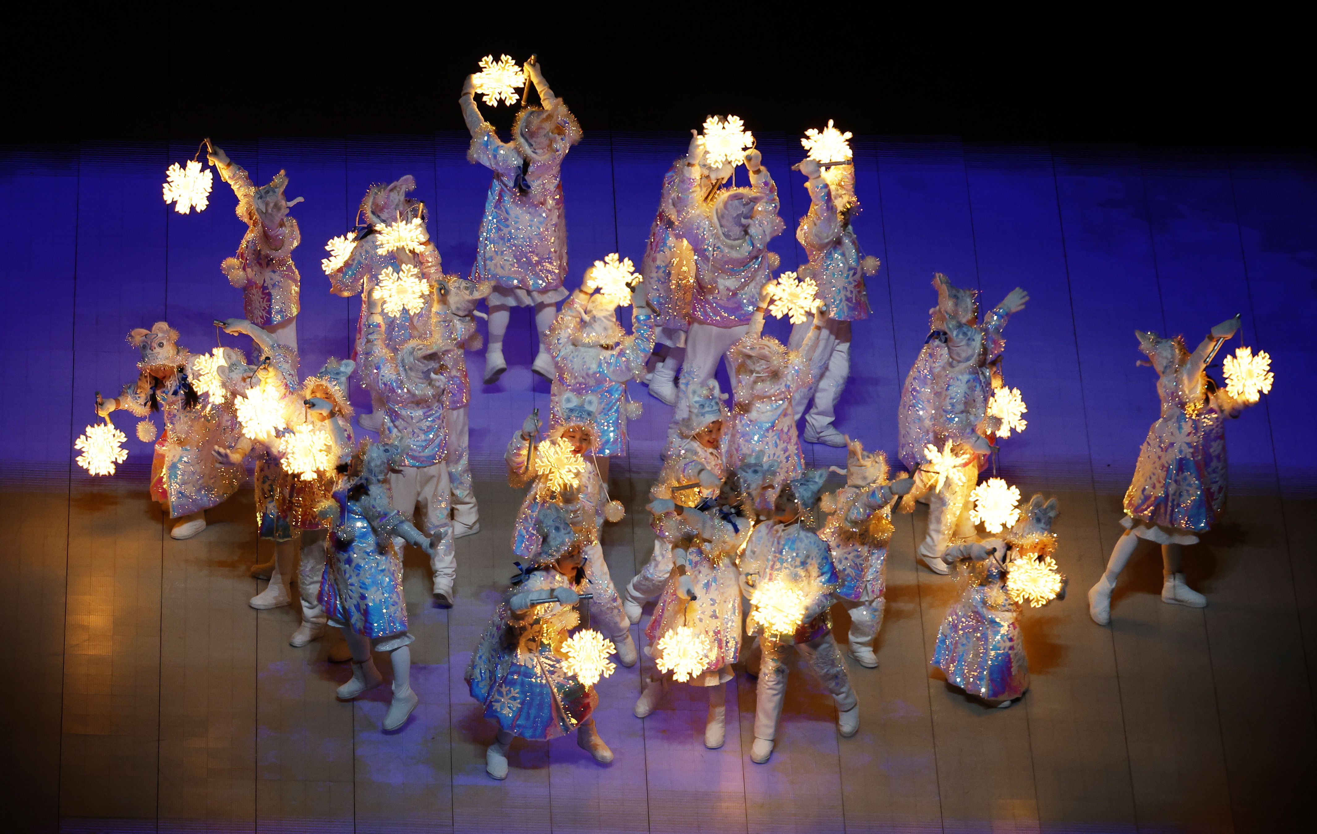 中国代表团旗手高亭宇徐梦桃_北京2022年冬奥会闭幕式_冬奥会闭幕式